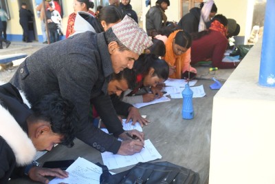  निर्वाचन प्रहरीका लागि दरखास्त खुल्यो, बिहानैदेखि लाइन [तस्वीरसहित] 